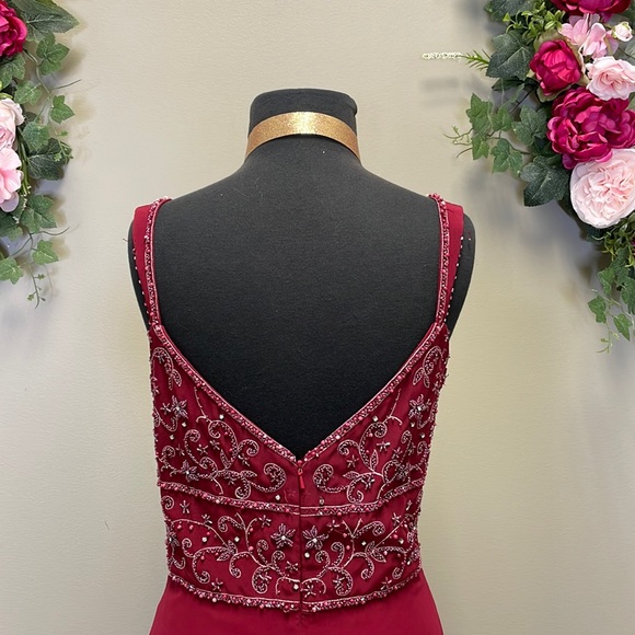 A gorgeous maroon Cameron Bloke by Mon Cheri in size 10 is up for grabs! - Picture 3 of 6